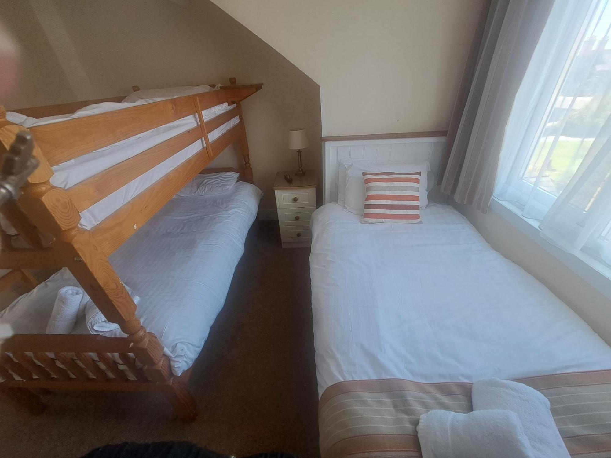 Lion Hotel & Studio Apartments Criccieth Ngoại thất bức ảnh