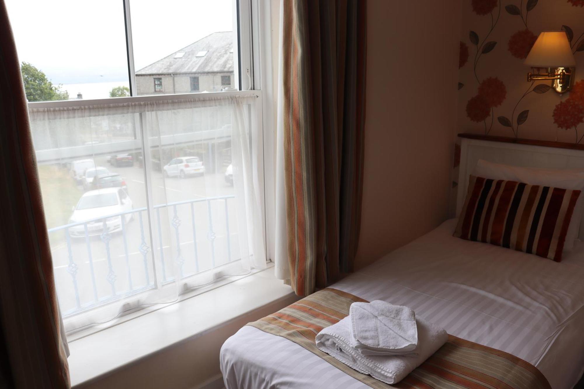 Lion Hotel & Studio Apartments Criccieth Ngoại thất bức ảnh